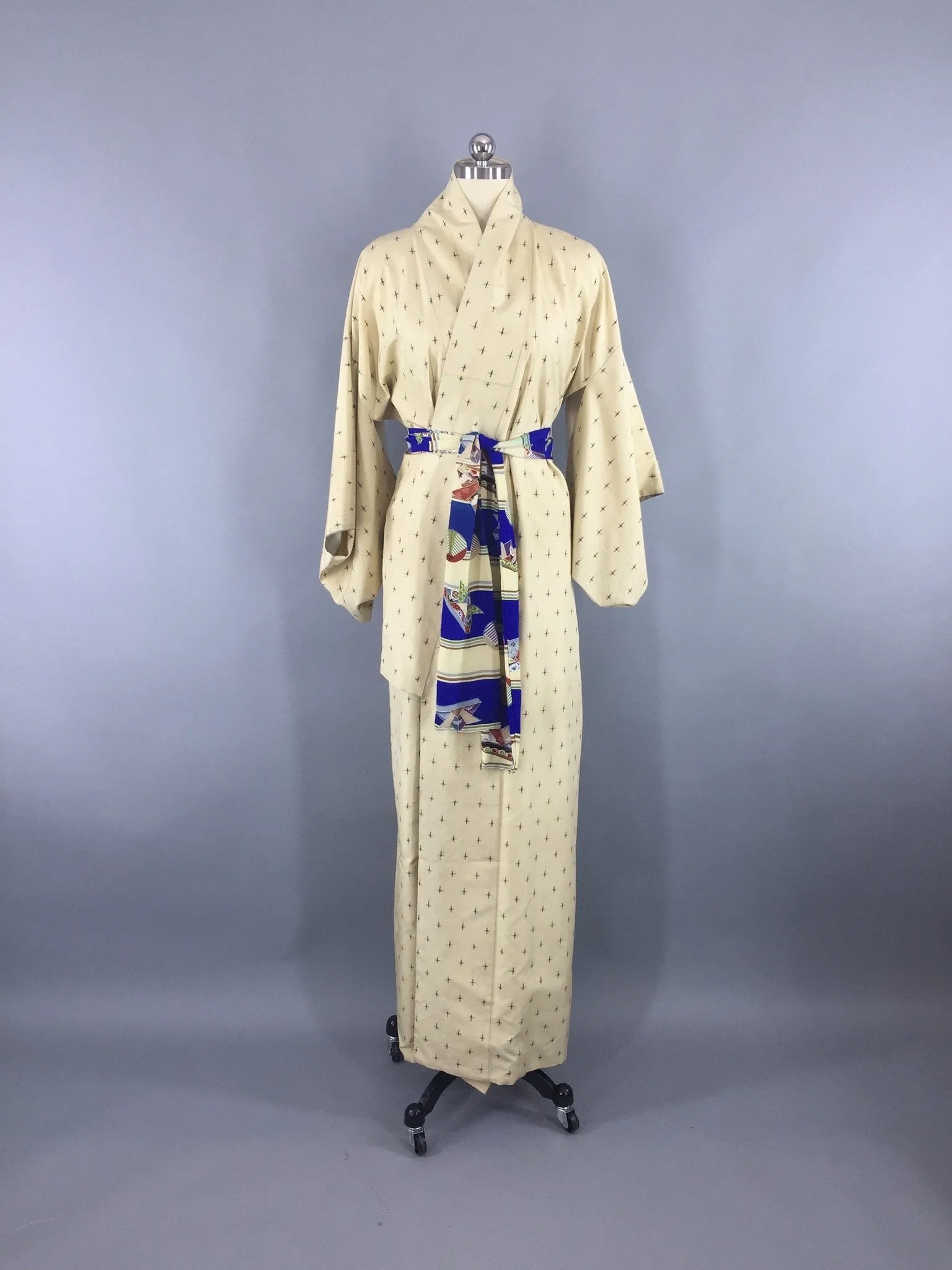 1940s Vintage Silk Kimono Robe / Ivory Black Ikat Meisen