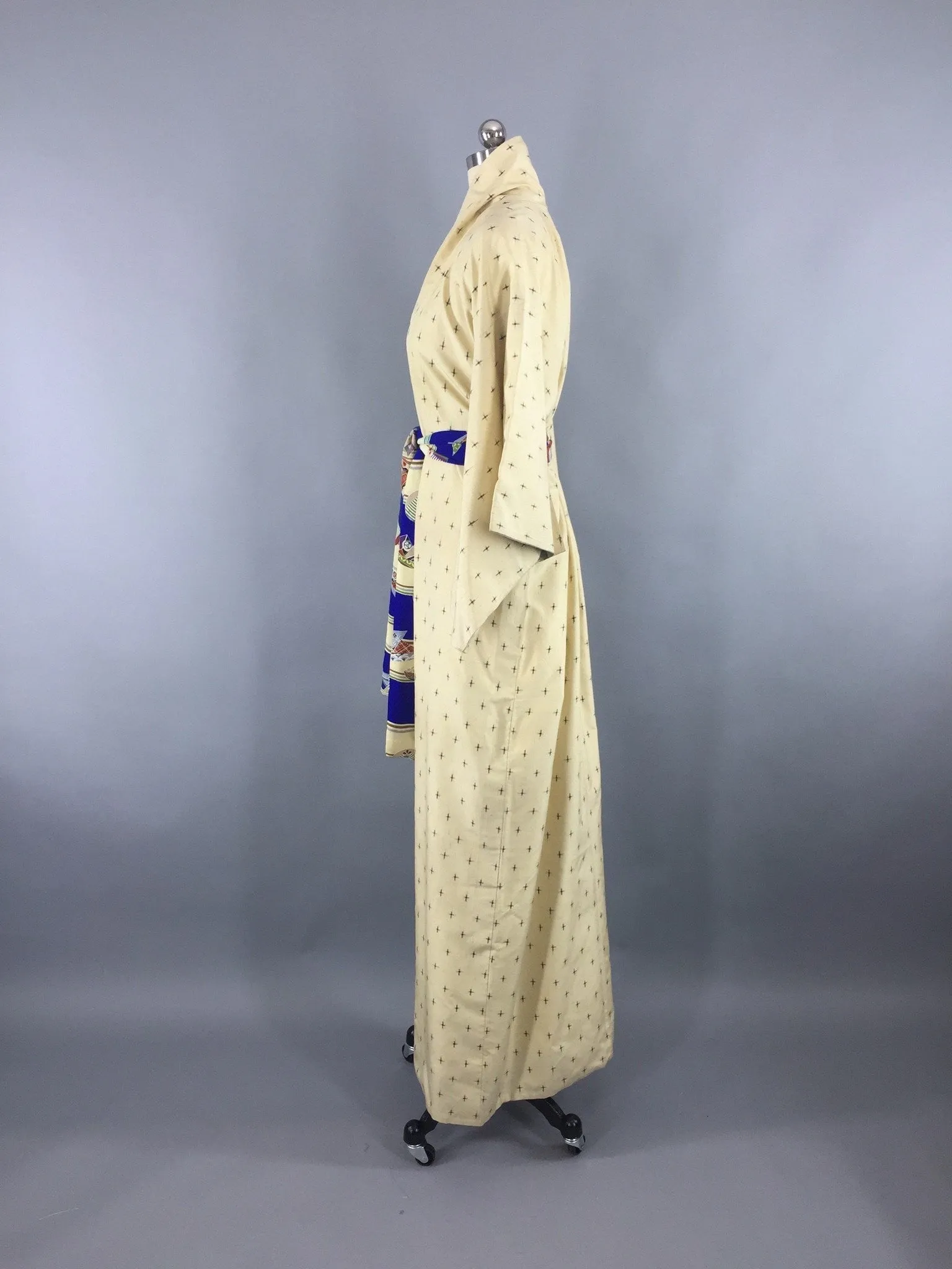 1940s Vintage Silk Kimono Robe / Ivory Black Ikat Meisen