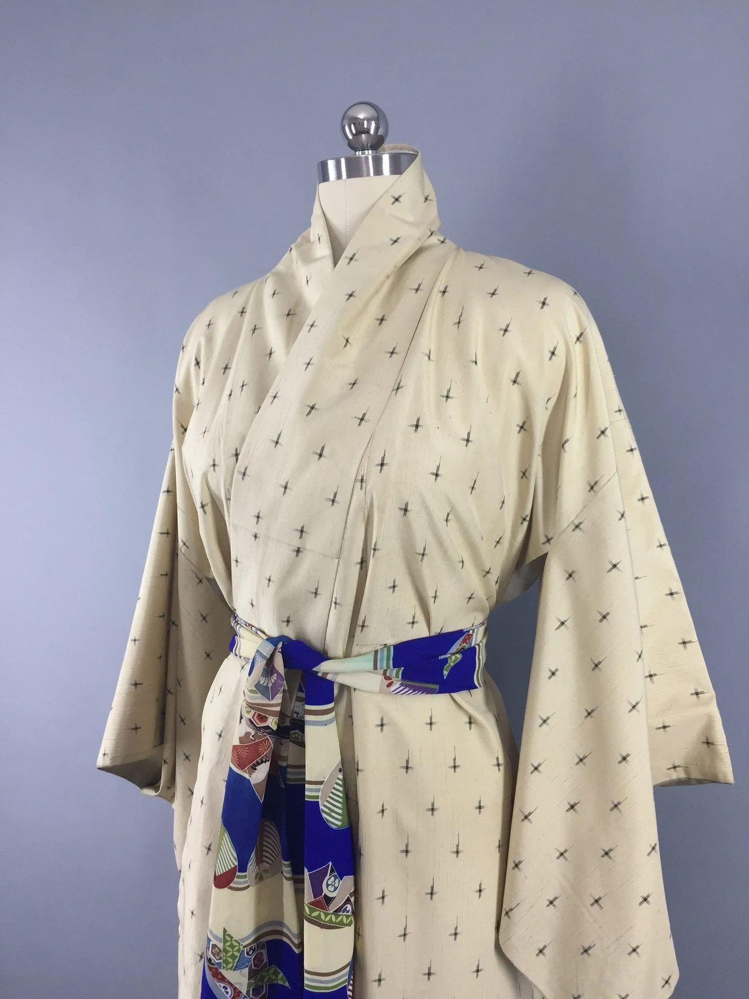 1940s Vintage Silk Kimono Robe / Ivory Black Ikat Meisen