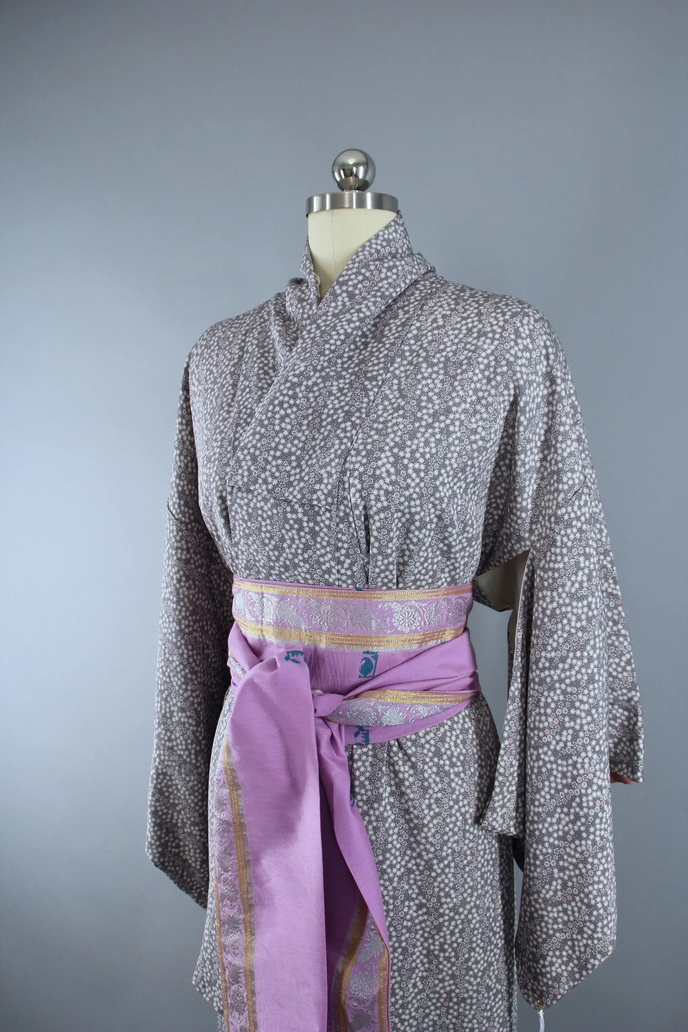 1950s Vintage Silk Kimono Robe in Dove Grey Floral Print