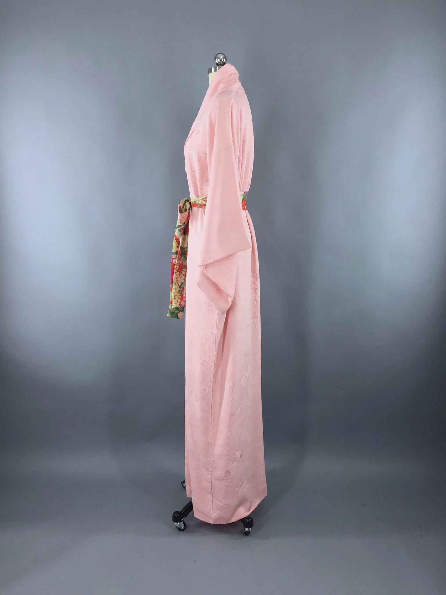 1950s Vintage Silk Kimono Robe in Pastel Pink