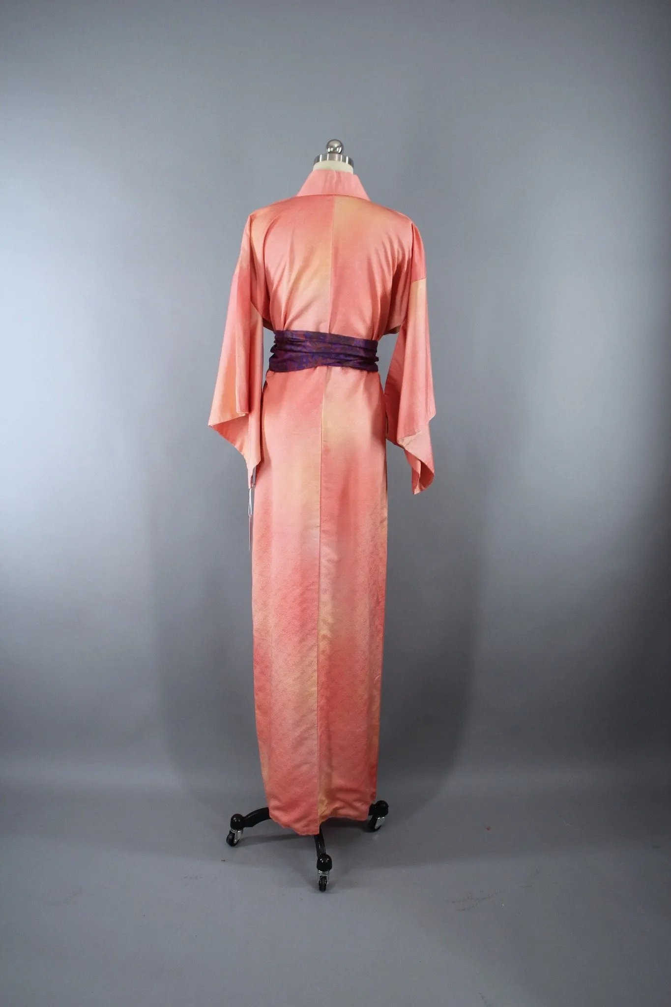 1950s Vintage Silk Kimono Robe in Peach Pink Ombre Damask