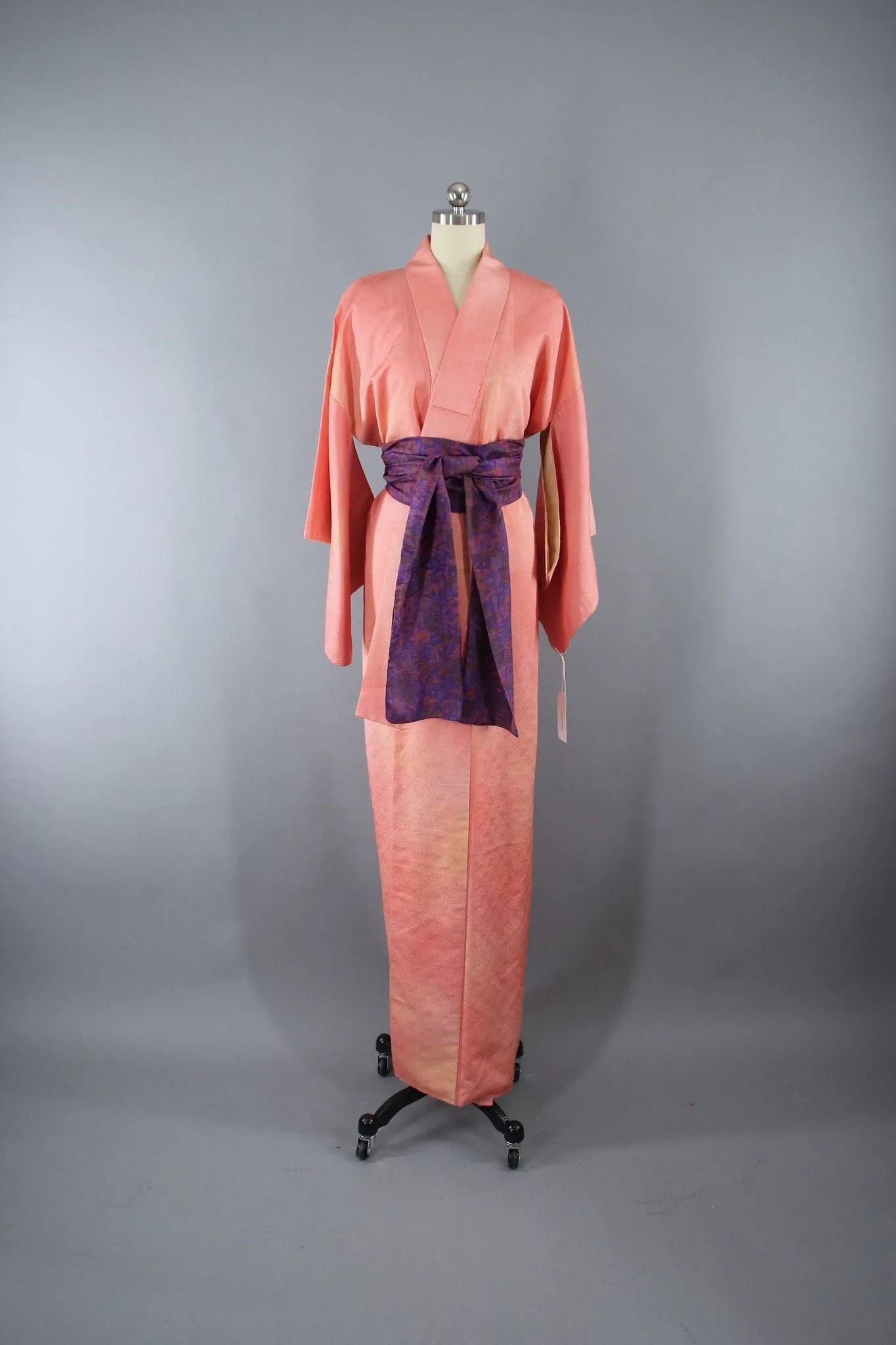 1950s Vintage Silk Kimono Robe in Peach Pink Ombre Damask