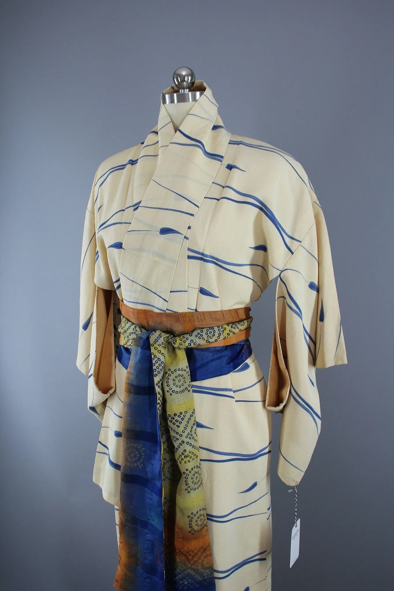 1950s Vintage Silk Kimono Robe / Ivory & Blue Ivy Leaves