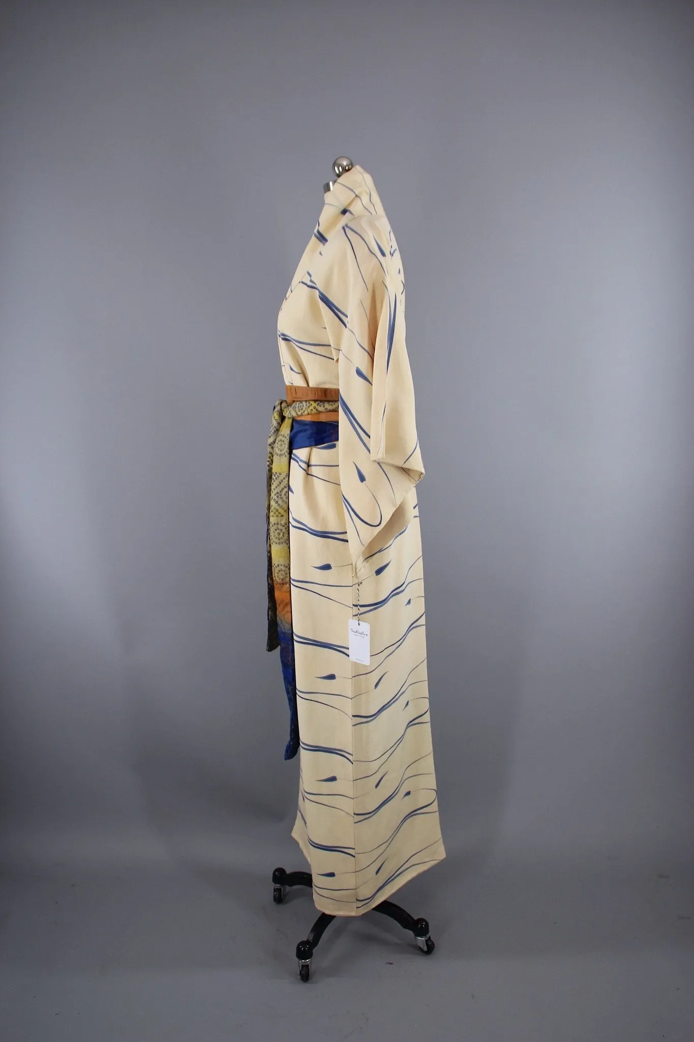 1950s Vintage Silk Kimono Robe / Ivory & Blue Ivy Leaves