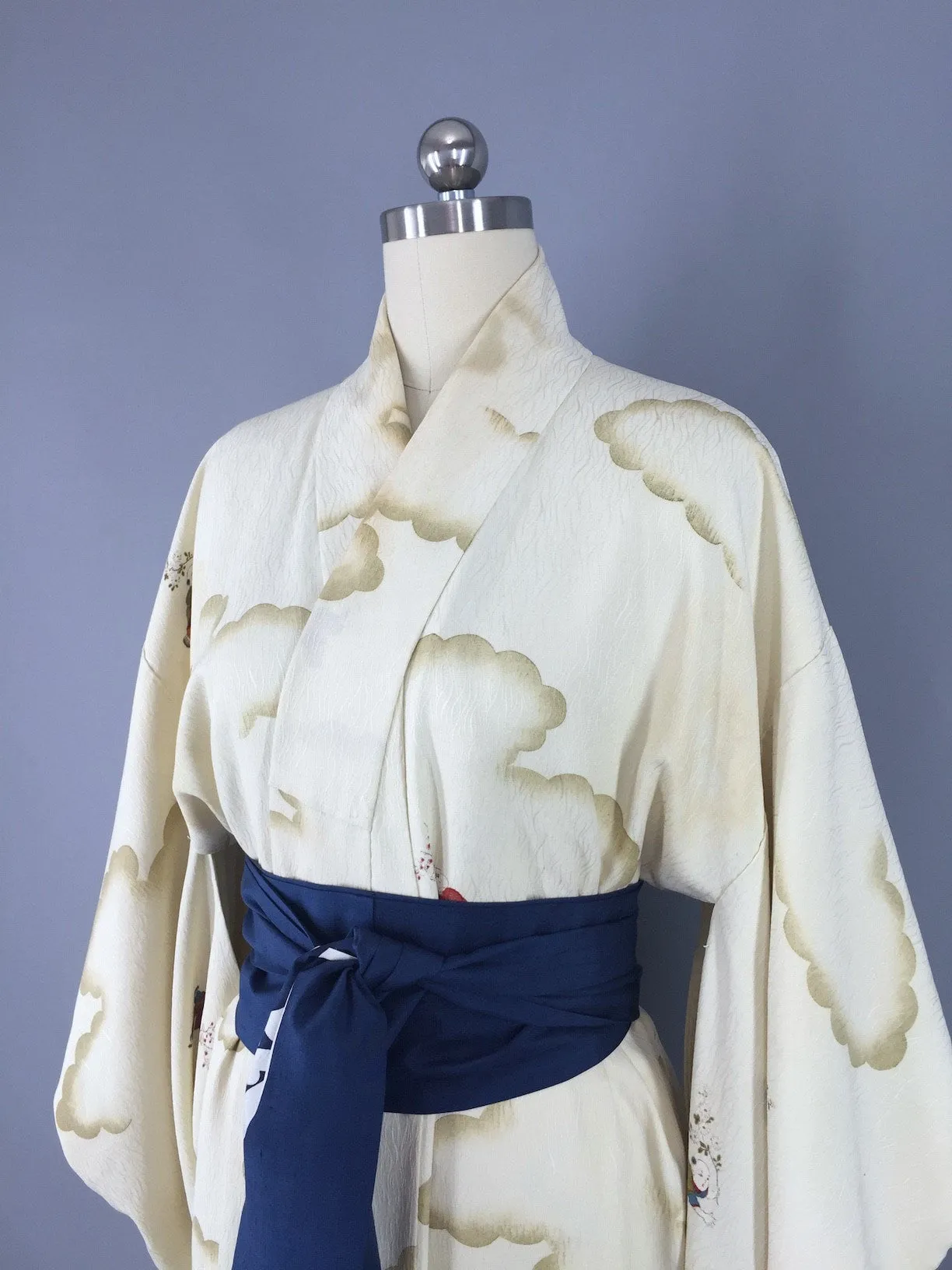 1950s Vintage Silk Kimono Robe / Ivory & Gold Clouds Novelty Print