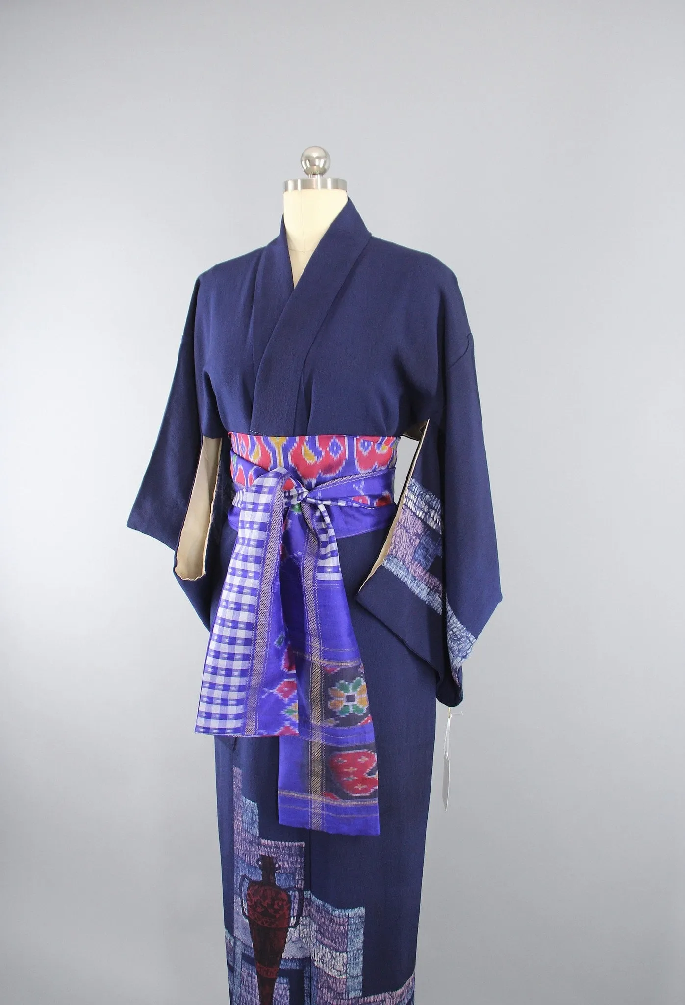 1950s Vintage Silk Kimono Robe with Blue Urn Novelty Print