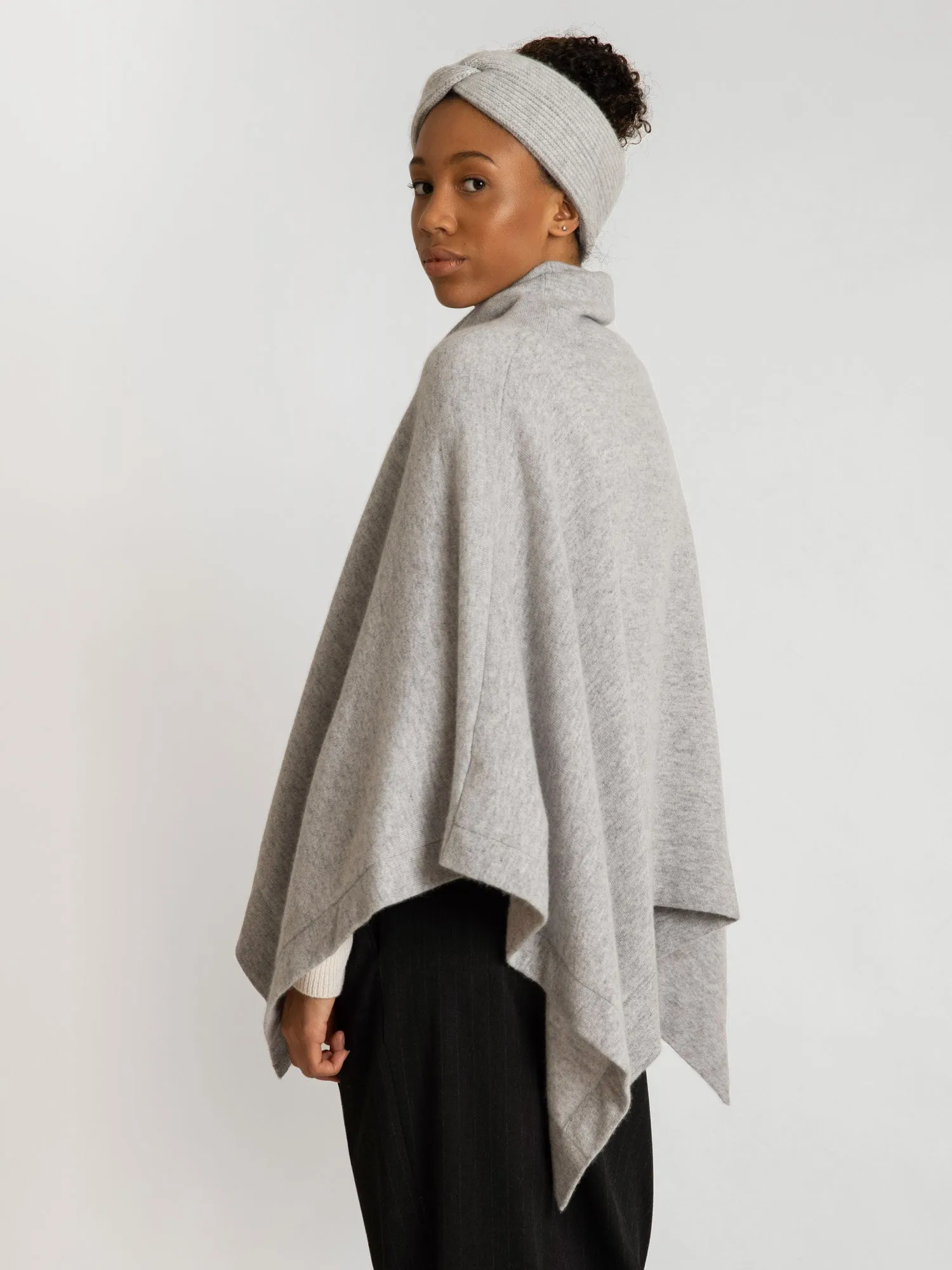 Cashmere poncho "Ylva" - light grey