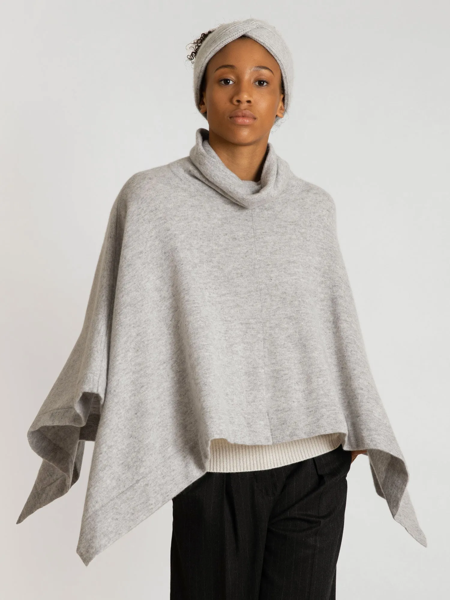 Cashmere poncho "Ylva" - light grey