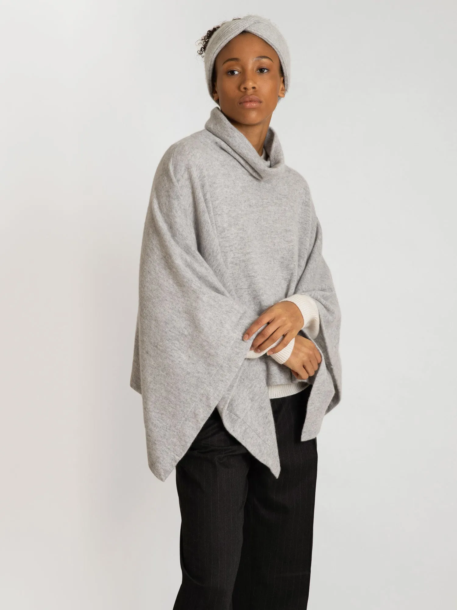 Cashmere poncho "Ylva" - light grey