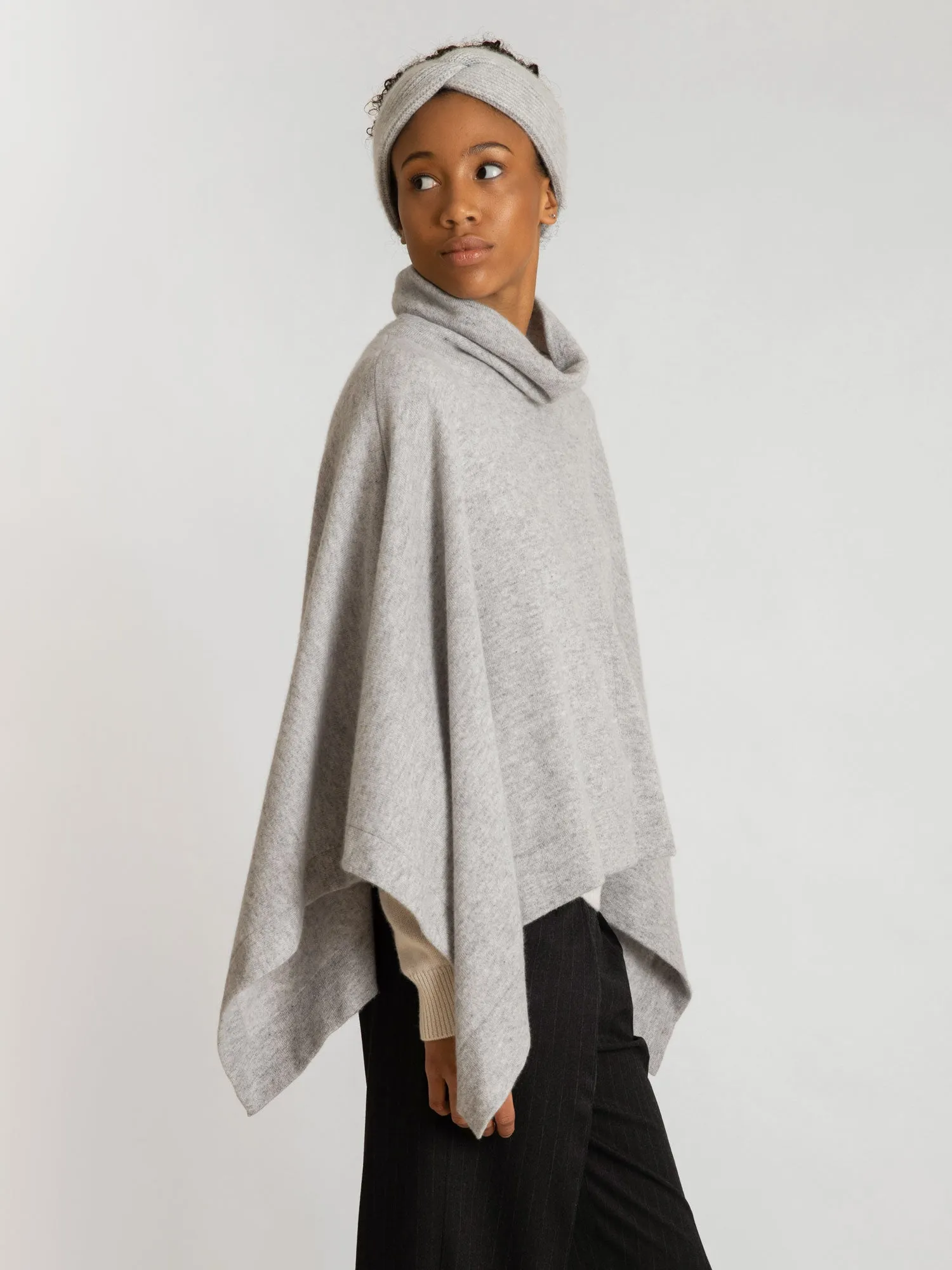 Cashmere poncho "Ylva" - light grey