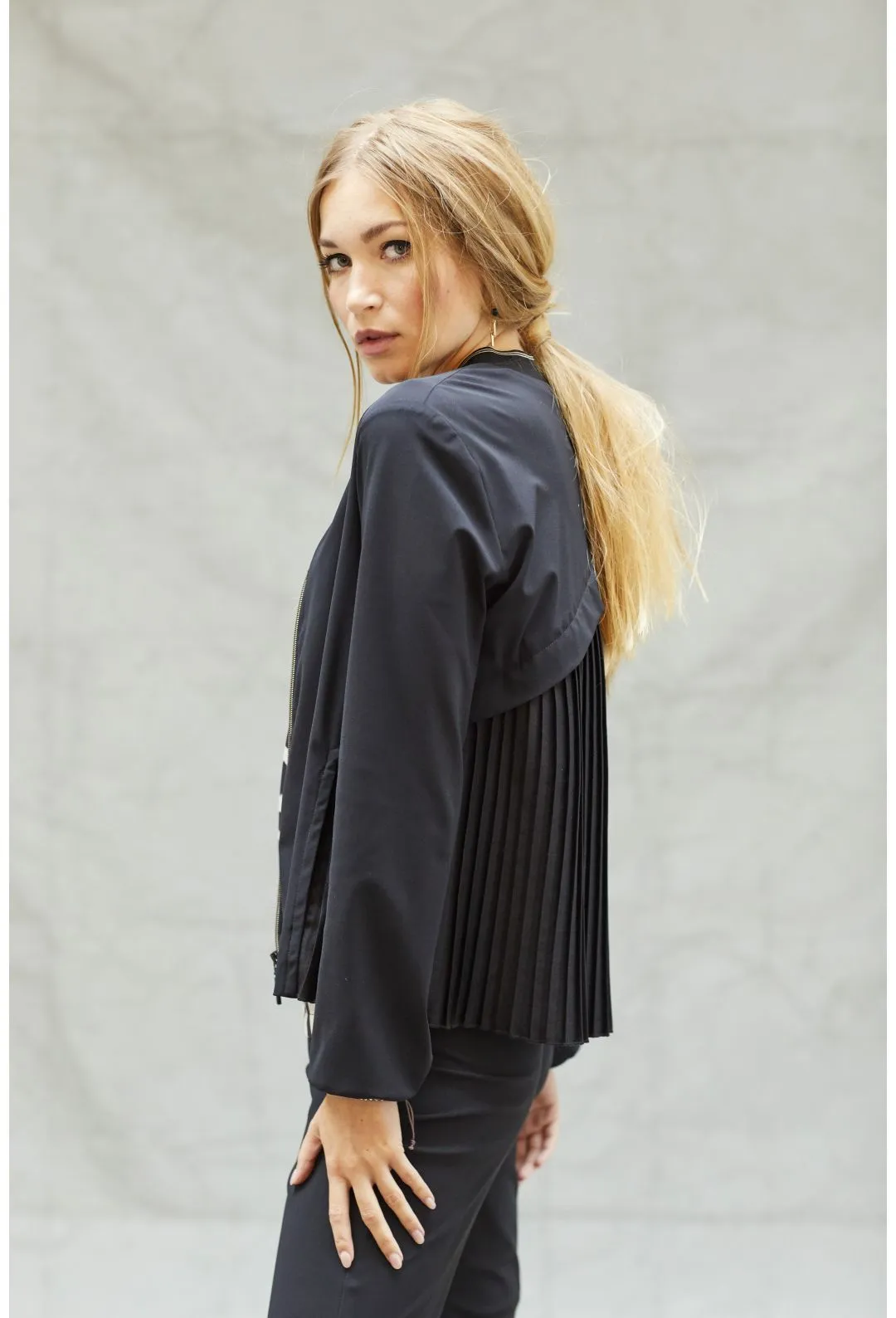 Fute Pleated Back Jacket & Belt - Black