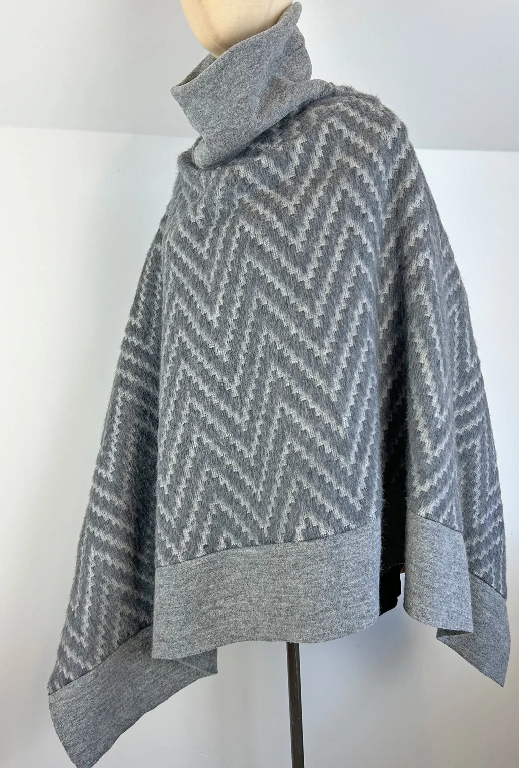 PONCHO LITE · gray chevron