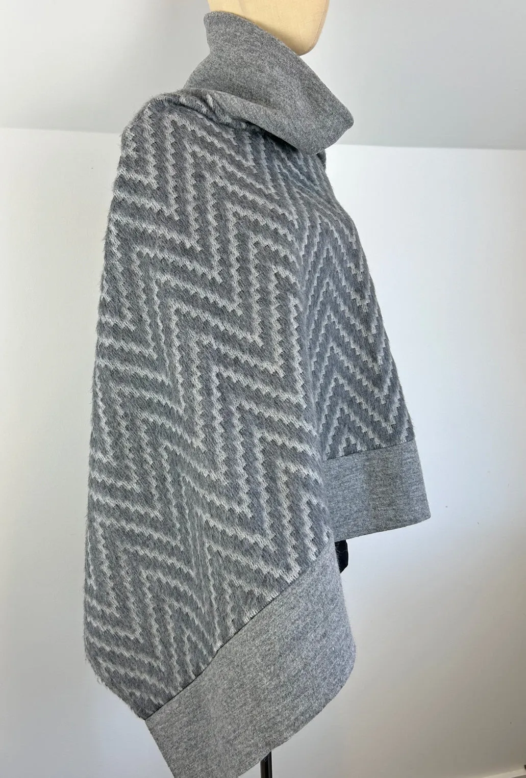 PONCHO LITE · gray chevron